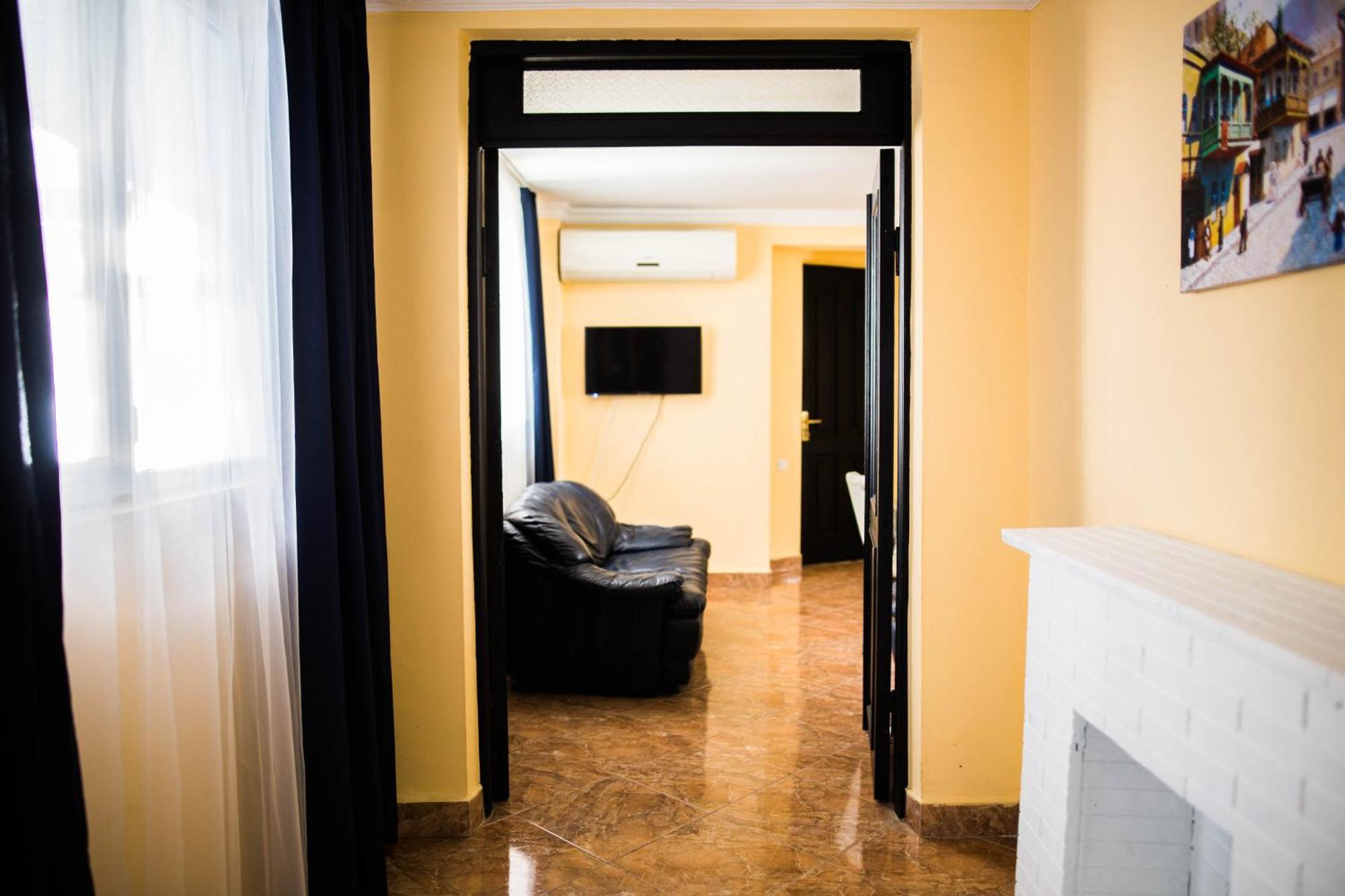 Central Apart-Hotel Batoemi Kamer foto